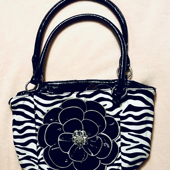 Handbags - 1 NWT Bucket Bag Black/White Zebra Print Women's Bag ~ beautiful ⭐️⭐️⭐️⭐️⭐️